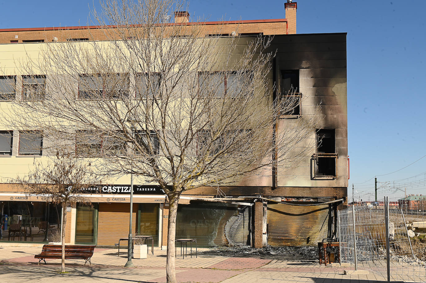 Fotos: El resultado de las llamas en el bar que se ha incendiado en un barrio de Valladolid