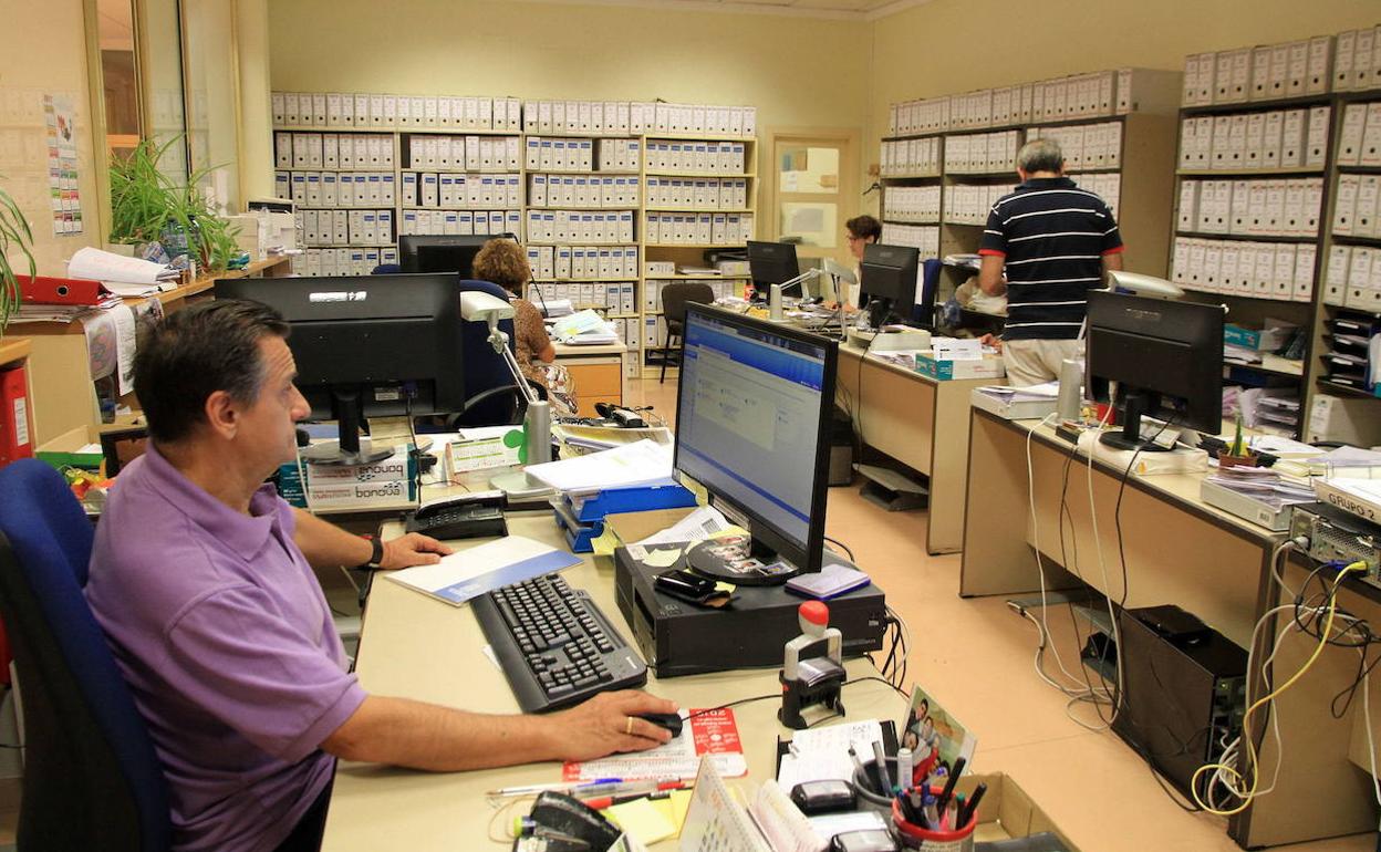 Oficina de tributos en el Ayuntamiento de Segovia. 