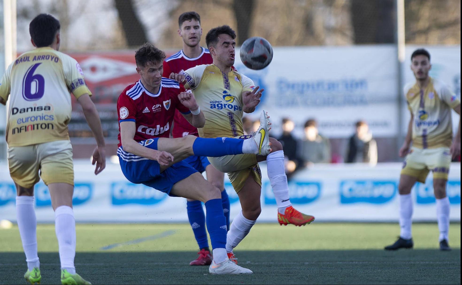 Diego González, este sábado, en una disputa por el balón con un rival del Bergantiños. A la derecha, Adri Castro. 