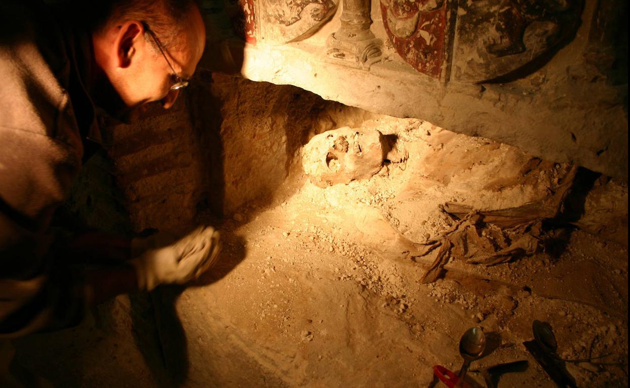 Momia de un niño encontrada en el sepulcro del presbiterio de la iglesia de San Esteban de Cuéllar. 