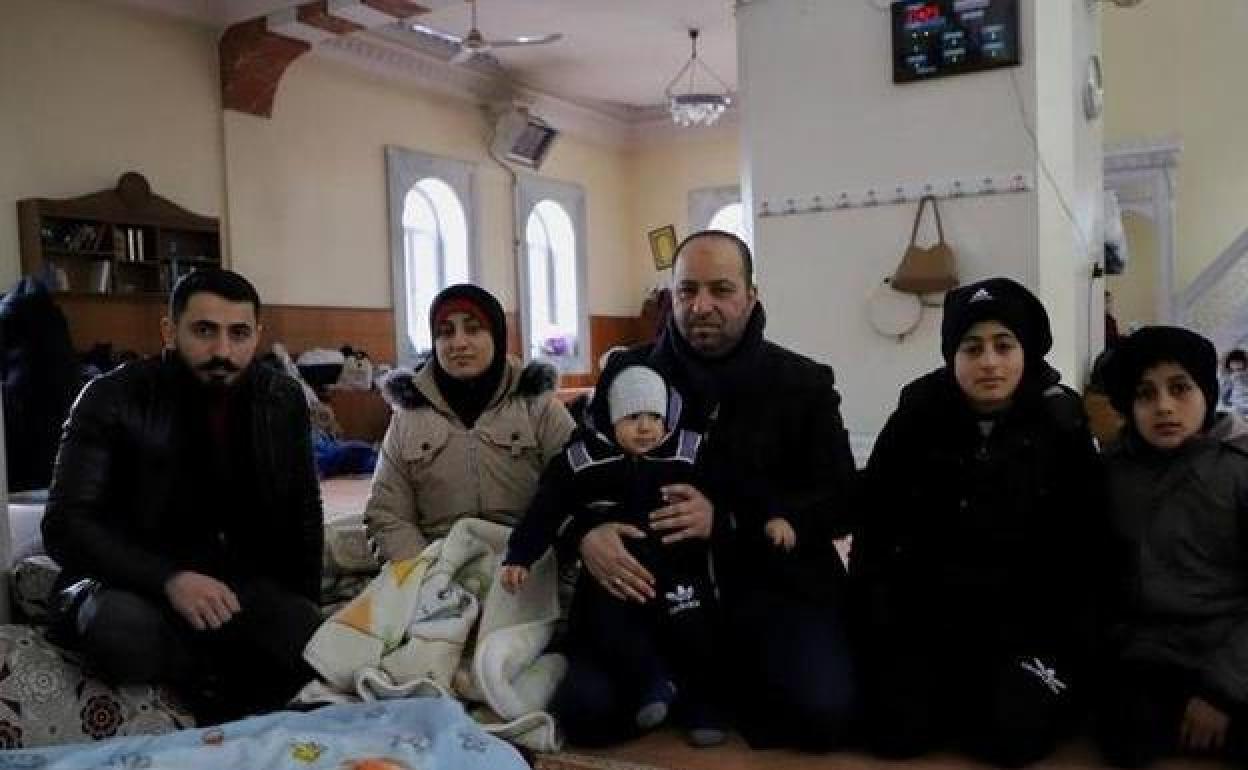 kurdo Walid Hamokan, que huyó de Siria hace diez años, se cobija en la mezquita de Ulucami con 13 miembros de su familia