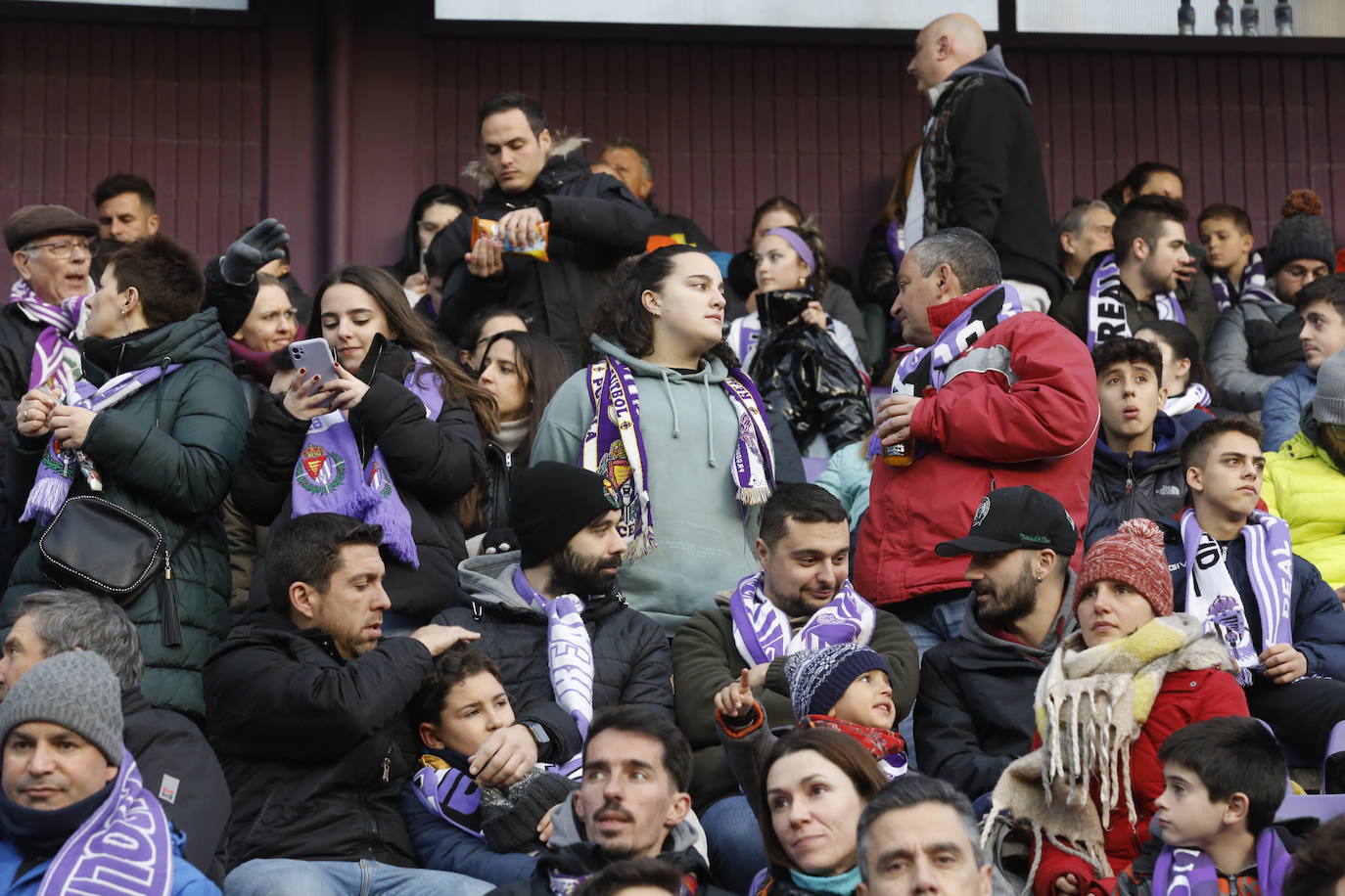 Fotos: Búscate en la grada del partido del Real Valladolid ante Osasuna (1/5)