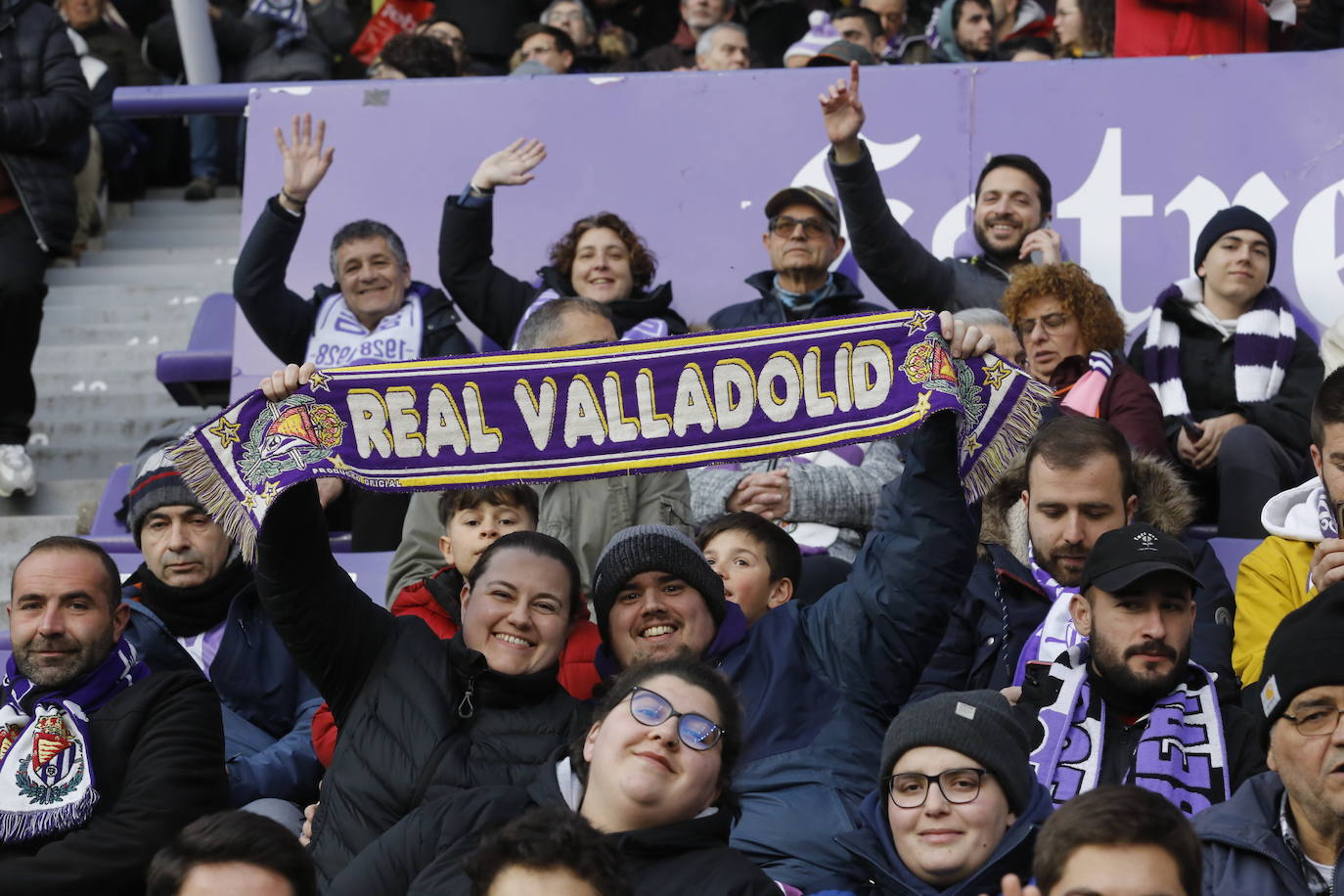 Fotos: Búscate en la grada del partido del Real Valladolid ante Osasuna (4/5)