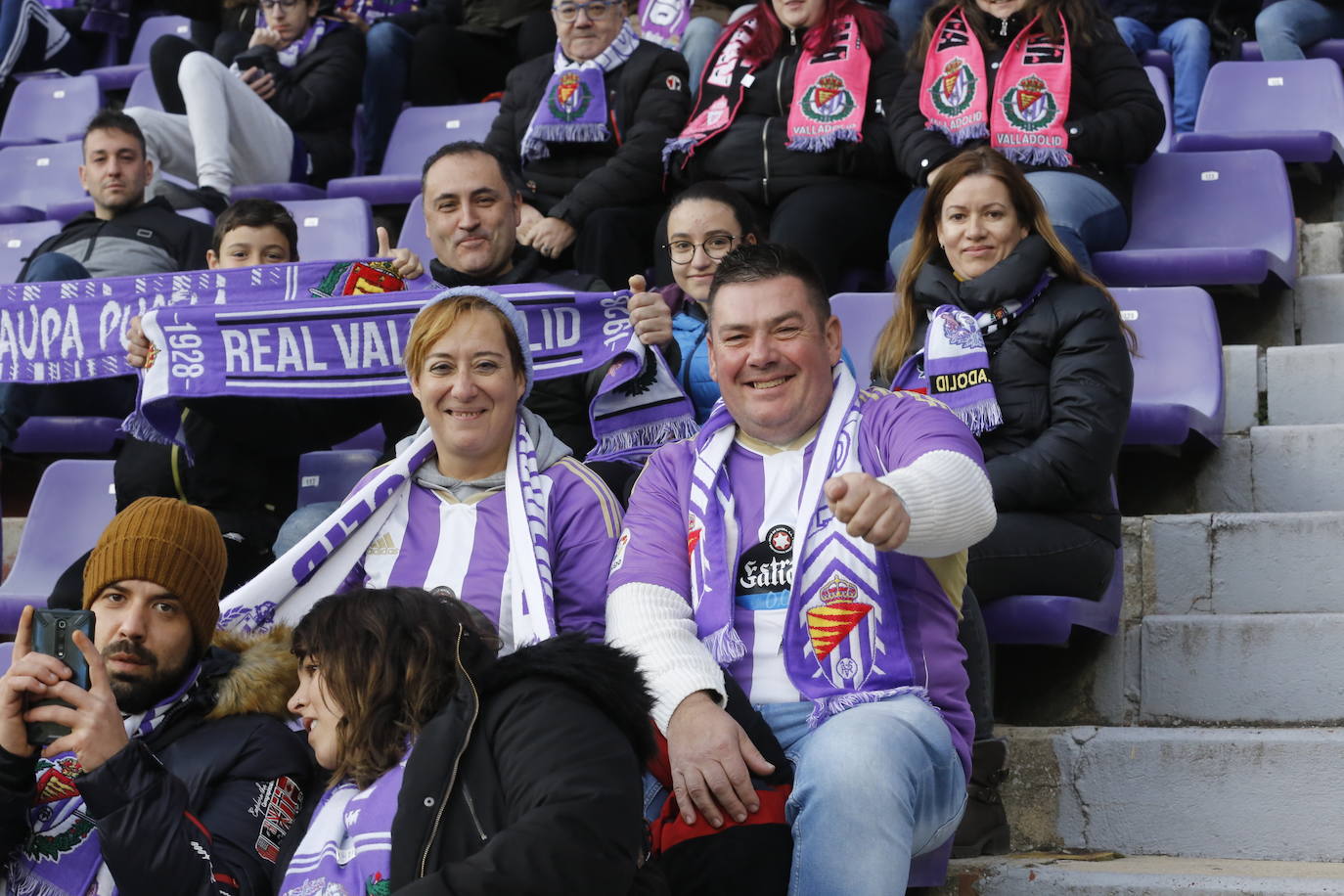 Fotos: Búscate en la grada del partido del Real Valladolid ante Osasuna (4/5)