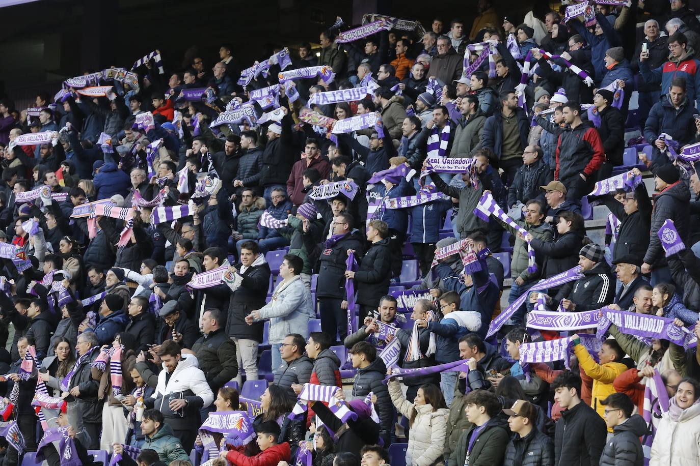 Fotos: Búscate en la grada del partido del Real Valladolid ante Osasuna (5/5)