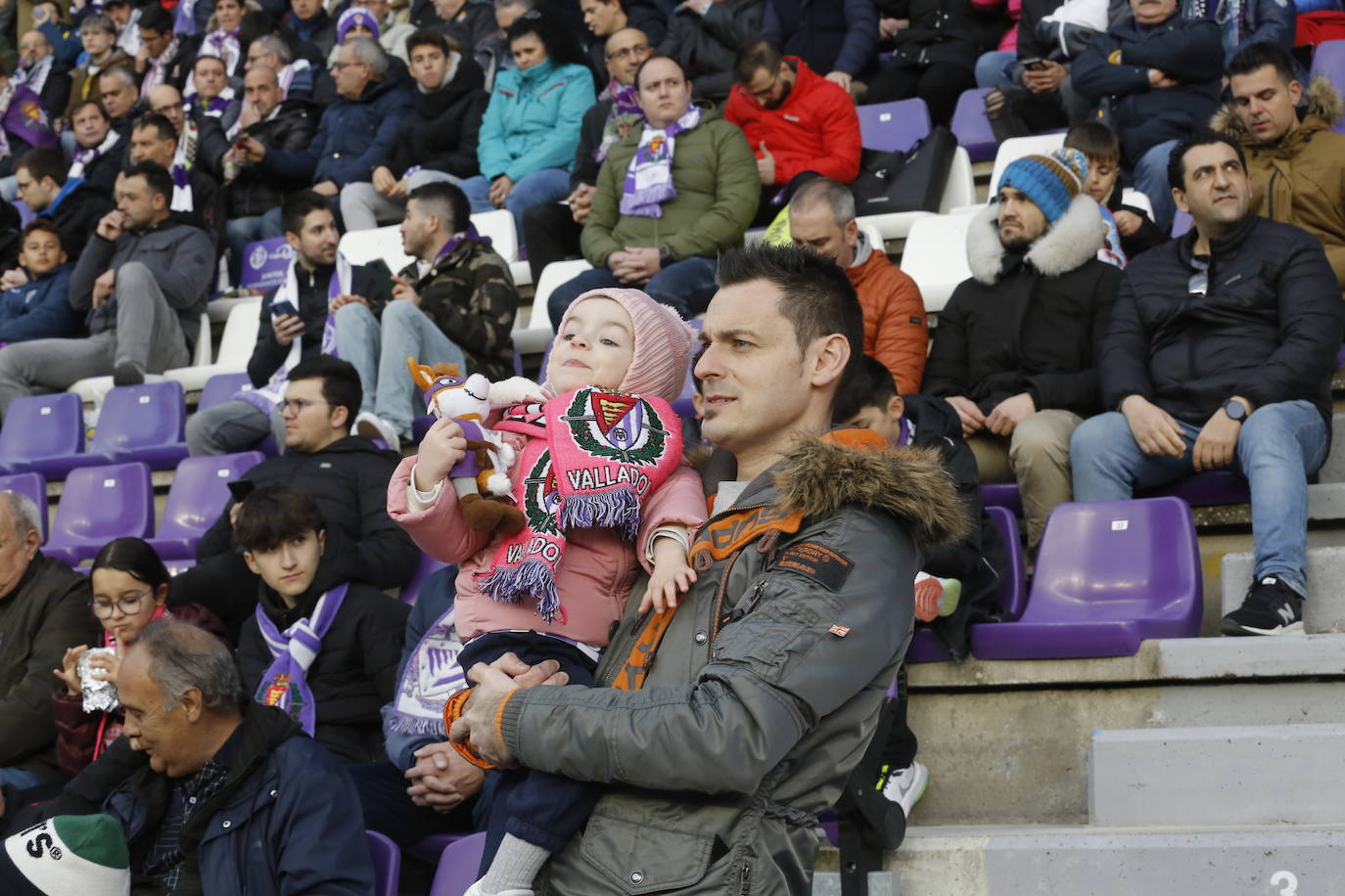 Fotos: Búscate en la grada del partido del Real Valladolid ante Osasuna (2/5)