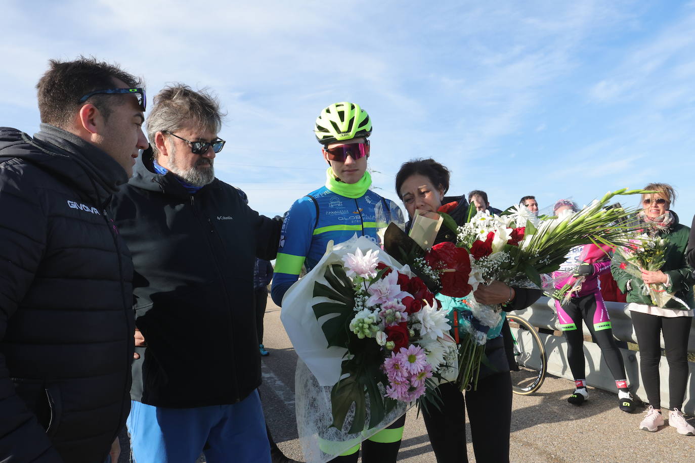 Fotos: Un tributo en bicicleta convierte en altar el lugar del accidente de Estela Domínguez