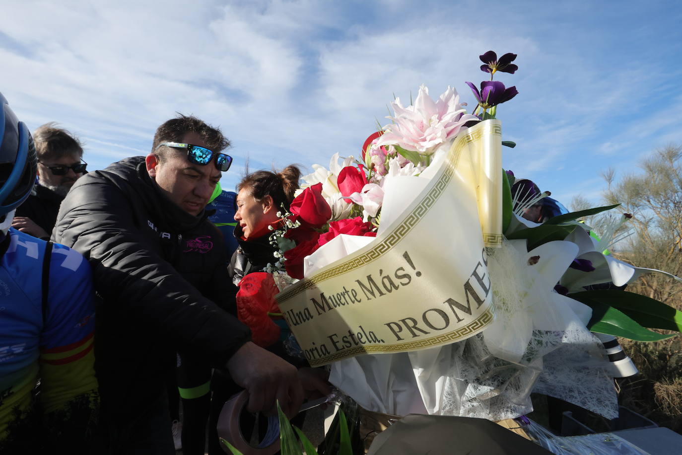 Fotos: Un tributo en bicicleta convierte en altar el lugar del accidente de Estela Domínguez