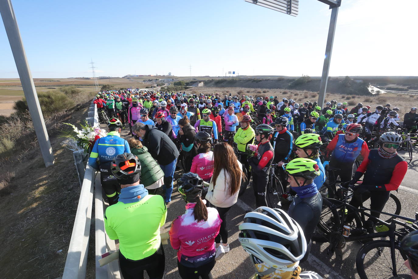 Fotos: Un tributo en bicicleta convierte en altar el lugar del accidente de Estela Domínguez