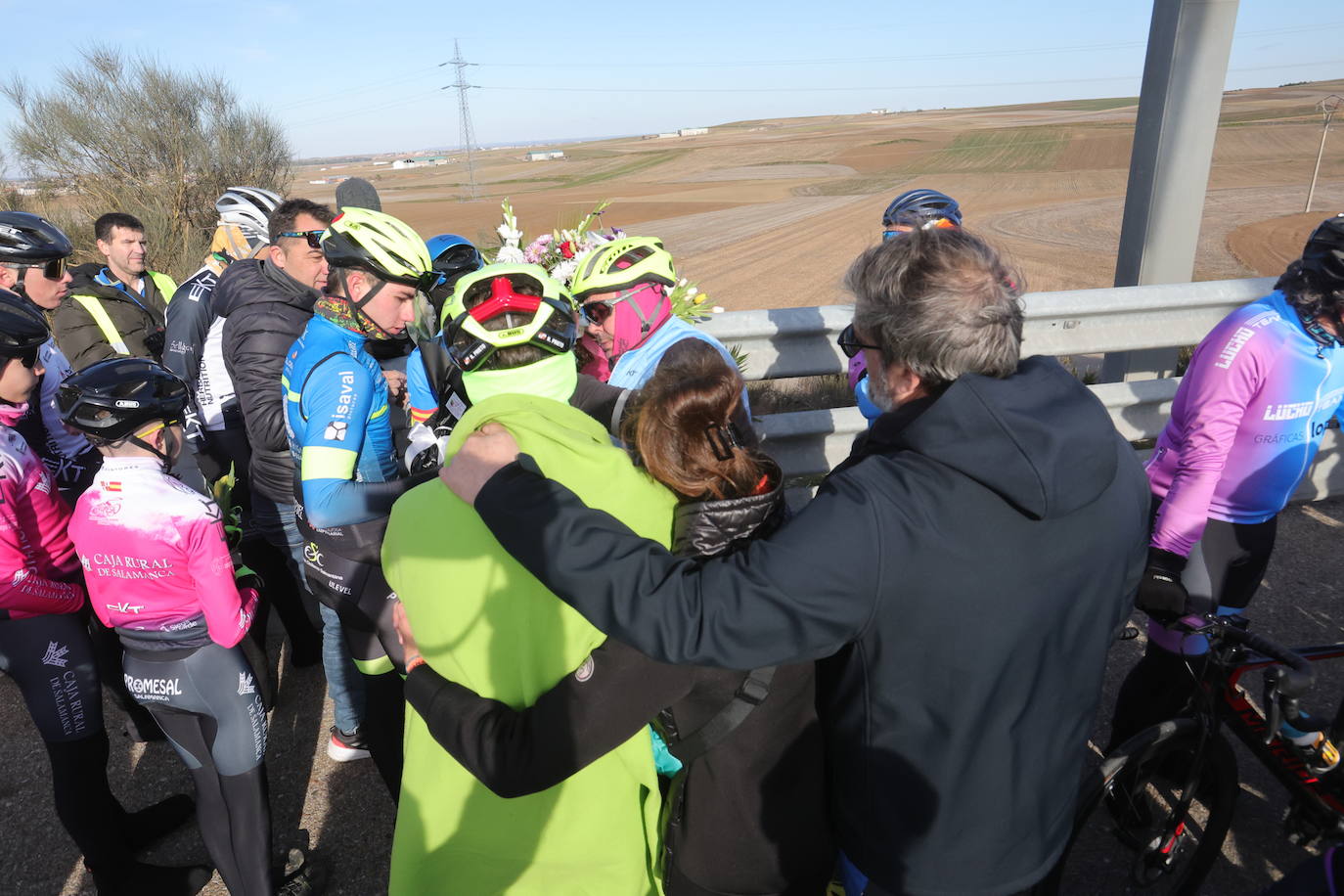 Fotos: Un tributo en bicicleta convierte en altar el lugar del accidente de Estela Domínguez