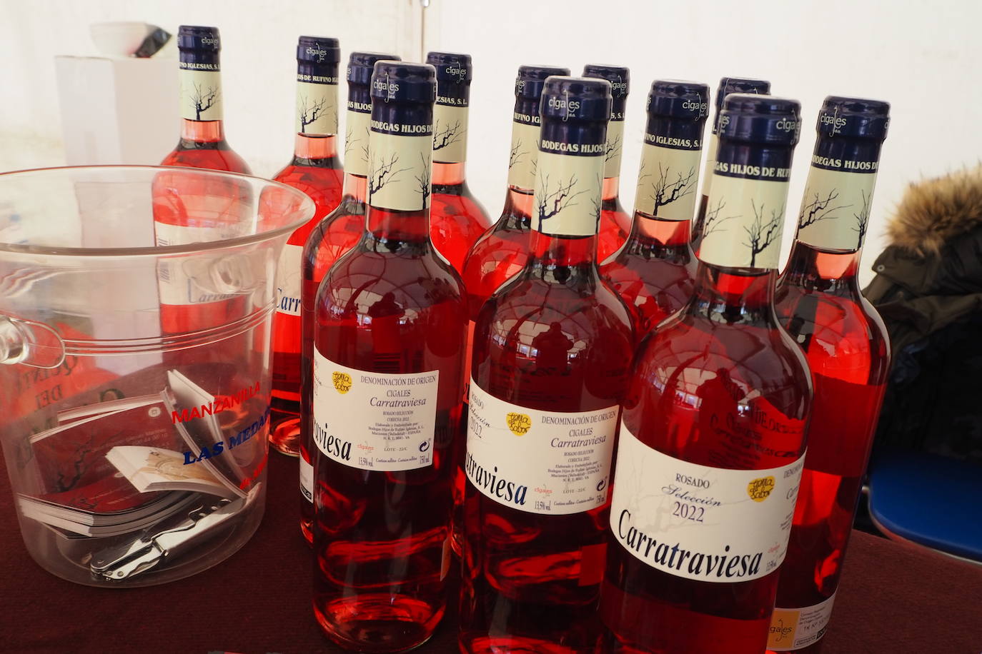 Subasta de la taza de plata, emblema de Mucientes, durante la Fiesta del Primer Vino 