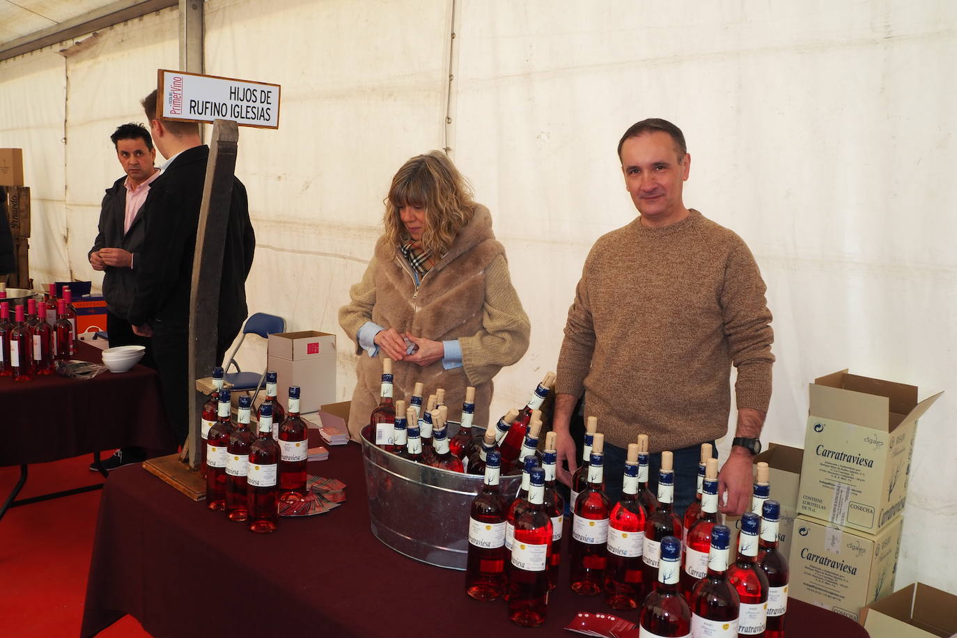 Subasta de la taza de plata, emblema de Mucientes, durante la Fiesta del Primer Vino 