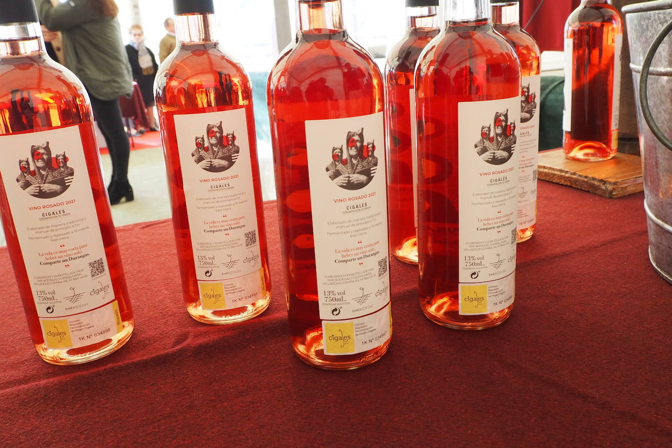 Subasta de la taza de plata, emblema de Mucientes, durante la Fiesta del Primer Vino 