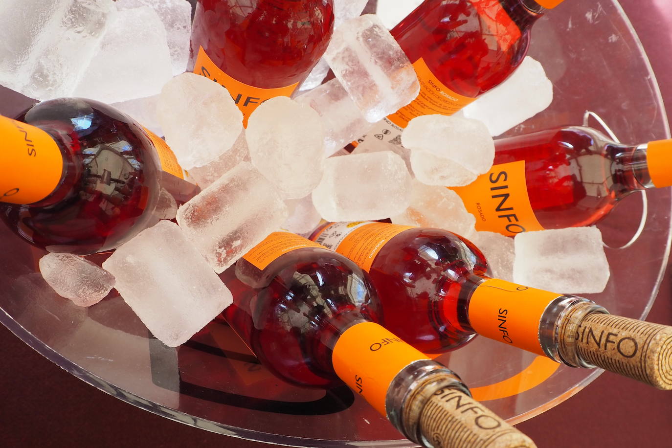 Subasta de la taza de plata, emblema de Mucientes, durante la Fiesta del Primer Vino 