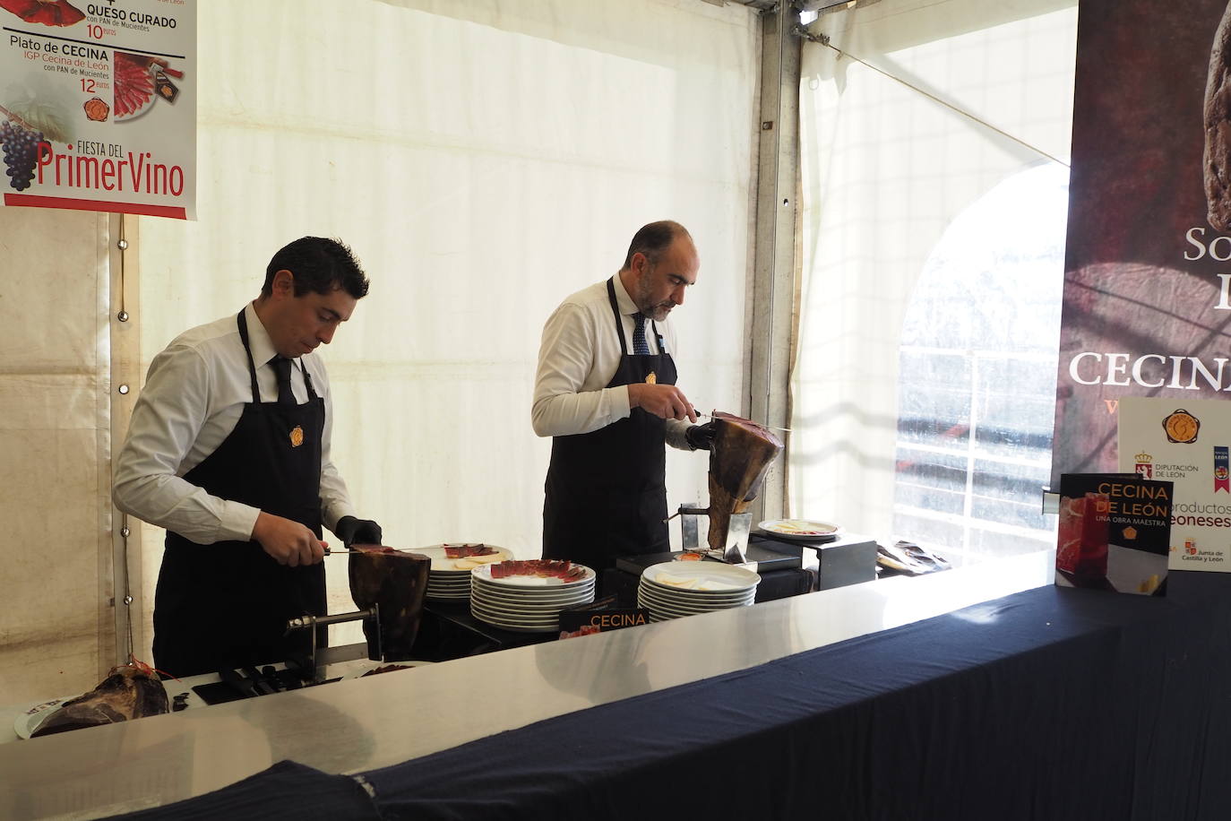 Subasta de la taza de plata, emblema de Mucientes, durante la Fiesta del Primer Vino 