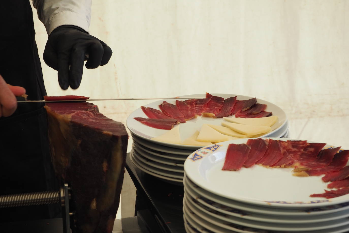 Subasta de la taza de plata, emblema de Mucientes, durante la Fiesta del Primer Vino 