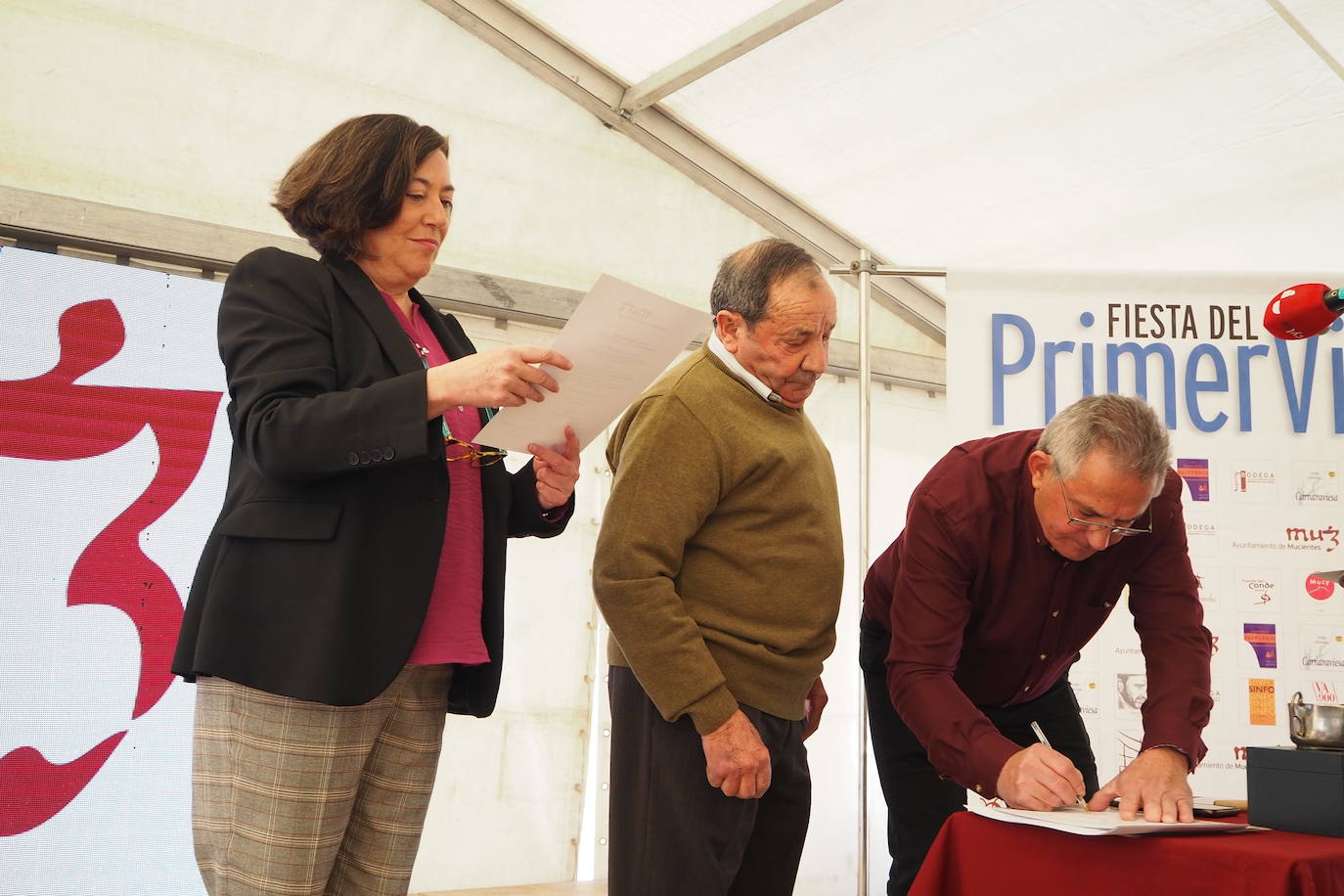 Subasta de la taza de plata, emblema de Mucientes, durante la Fiesta del Primer Vino 
