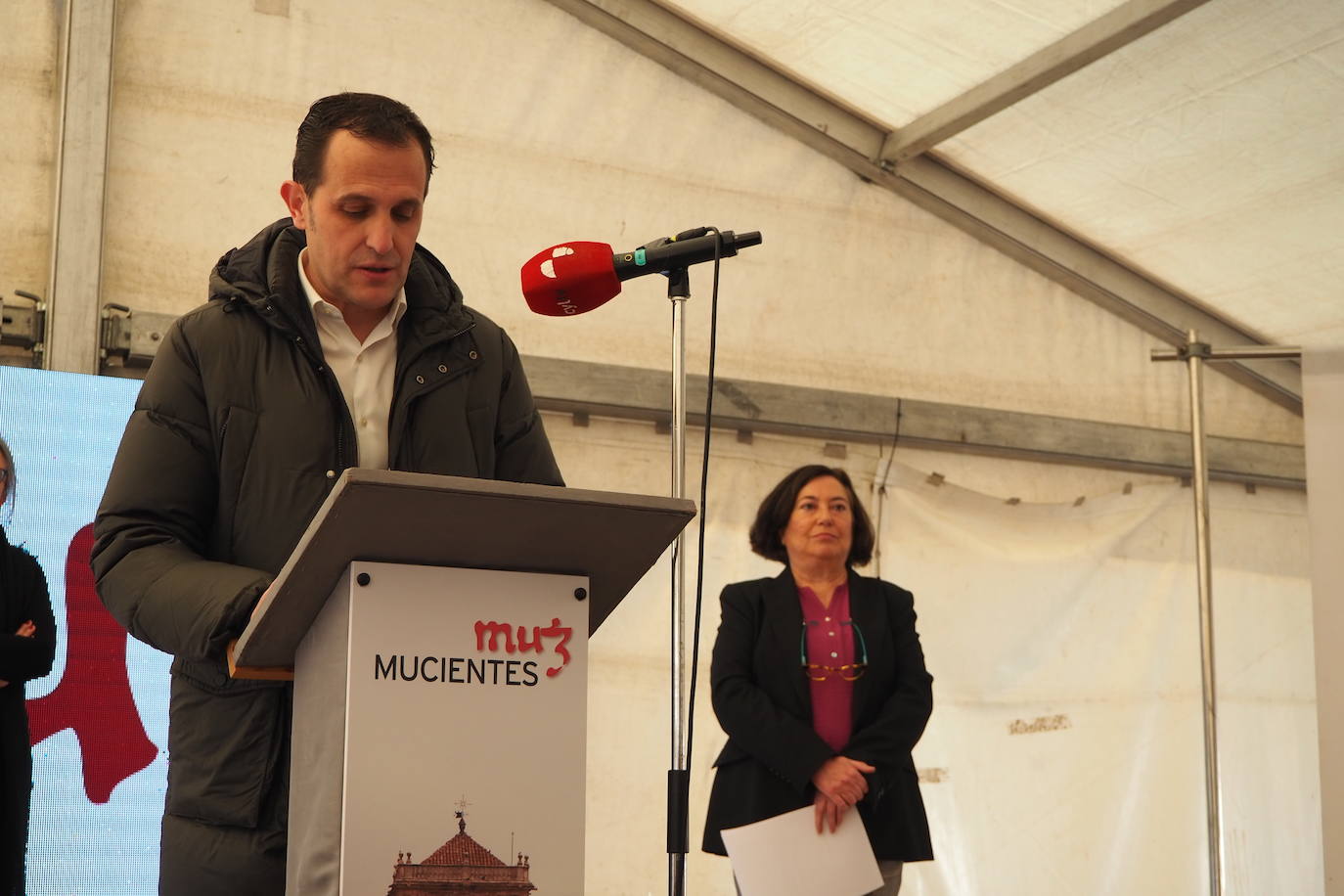 Subasta de la taza de plata, emblema de Mucientes, durante la Fiesta del Primer Vino 