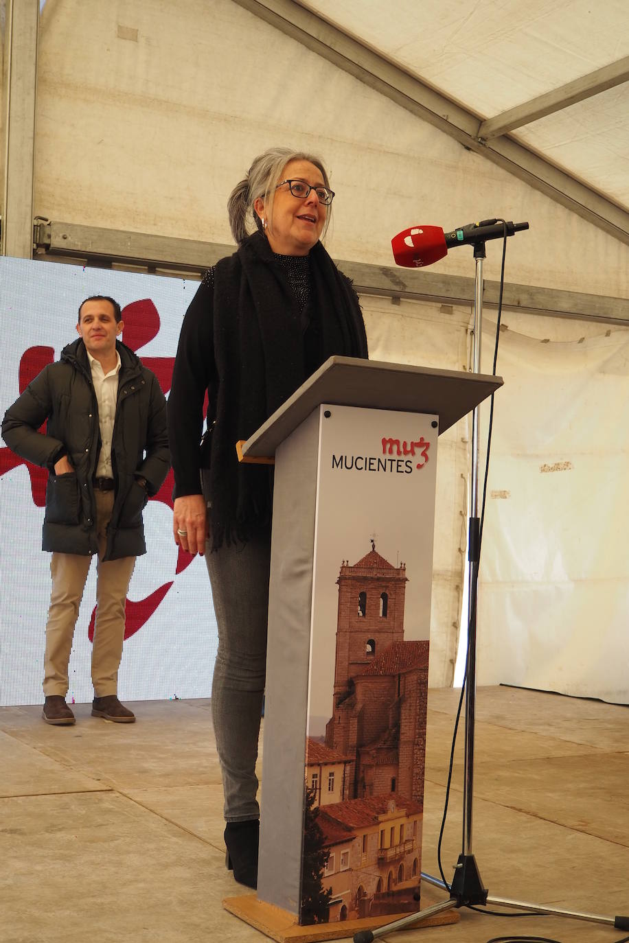 Subasta de la taza de plata, emblema de Mucientes, durante la Fiesta del Primer Vino 