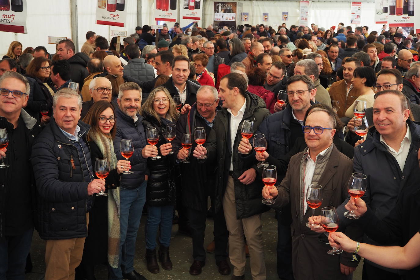 Subasta de la taza de plata, emblema de Mucientes, durante la Fiesta del Primer Vino 