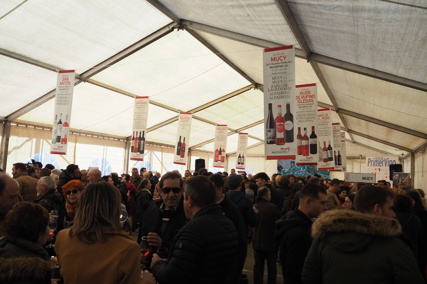 Subasta de la taza de plata, emblema de Mucientes, durante la Fiesta del Primer Vino 