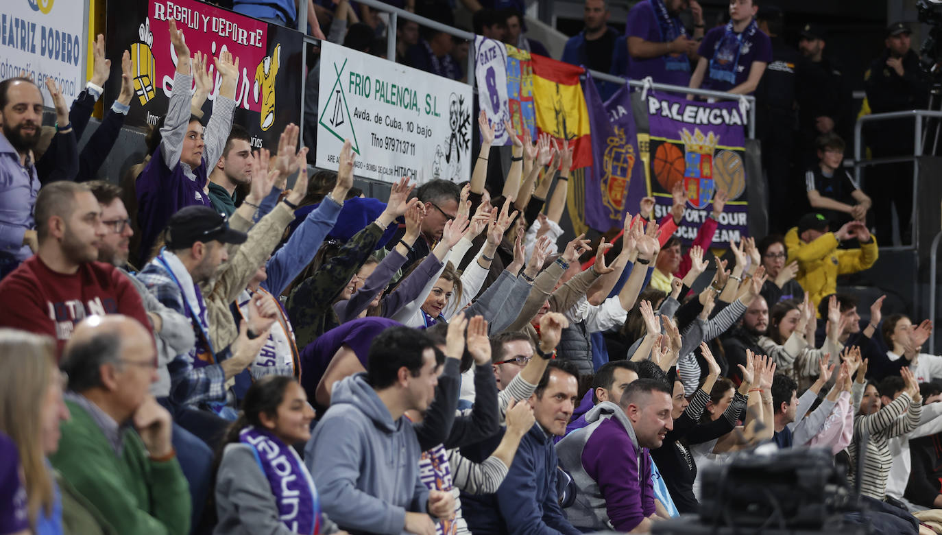 El público palentino llevó al Zunder Palencia hasta la victoria con su apoyo