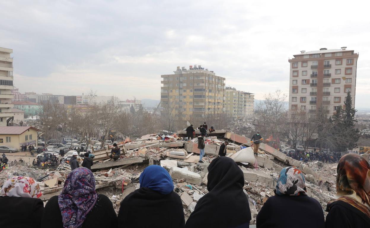 Búsqueda de supervivientes del terremoto en un edificio derrumbado en la ciudad turca de Kahramanmaras.