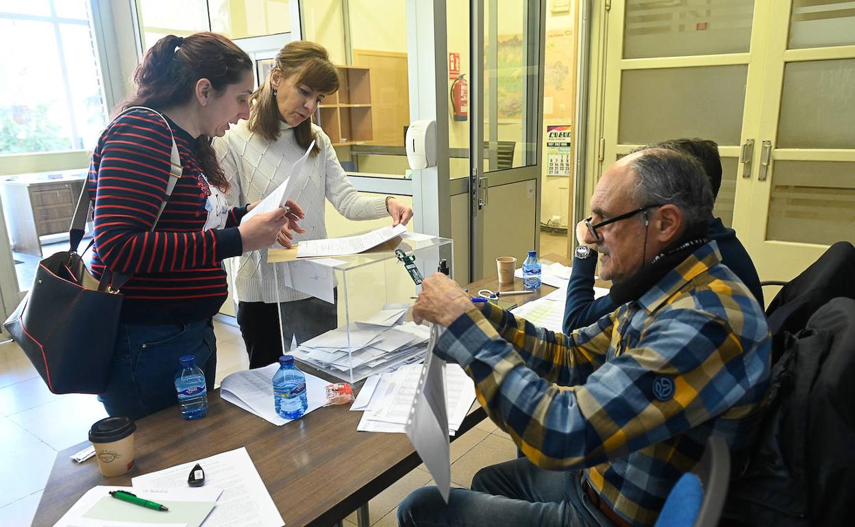 Una agricultora participa con su voto en el proceso de representatividad en el campo, en Valladolid. 