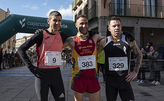 Imagen principal - Arriba, los tres primeros de la prueba, con Álvaro Conde, el ganador, en el centro; abajo, corredores en la Calle Real y a la derecha, uno de los participantes saluda al público que animaba en este tramo. 