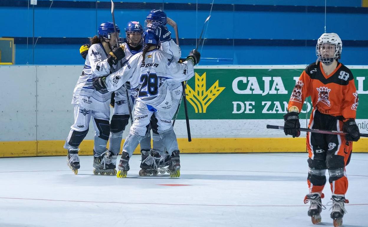 Las jugadoras del Munia celebran uno de los goles. 