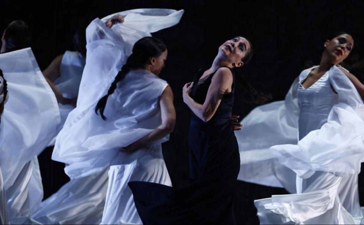 Un momento de 'Nocturna', con Rafaela Carrasco en el centro. 