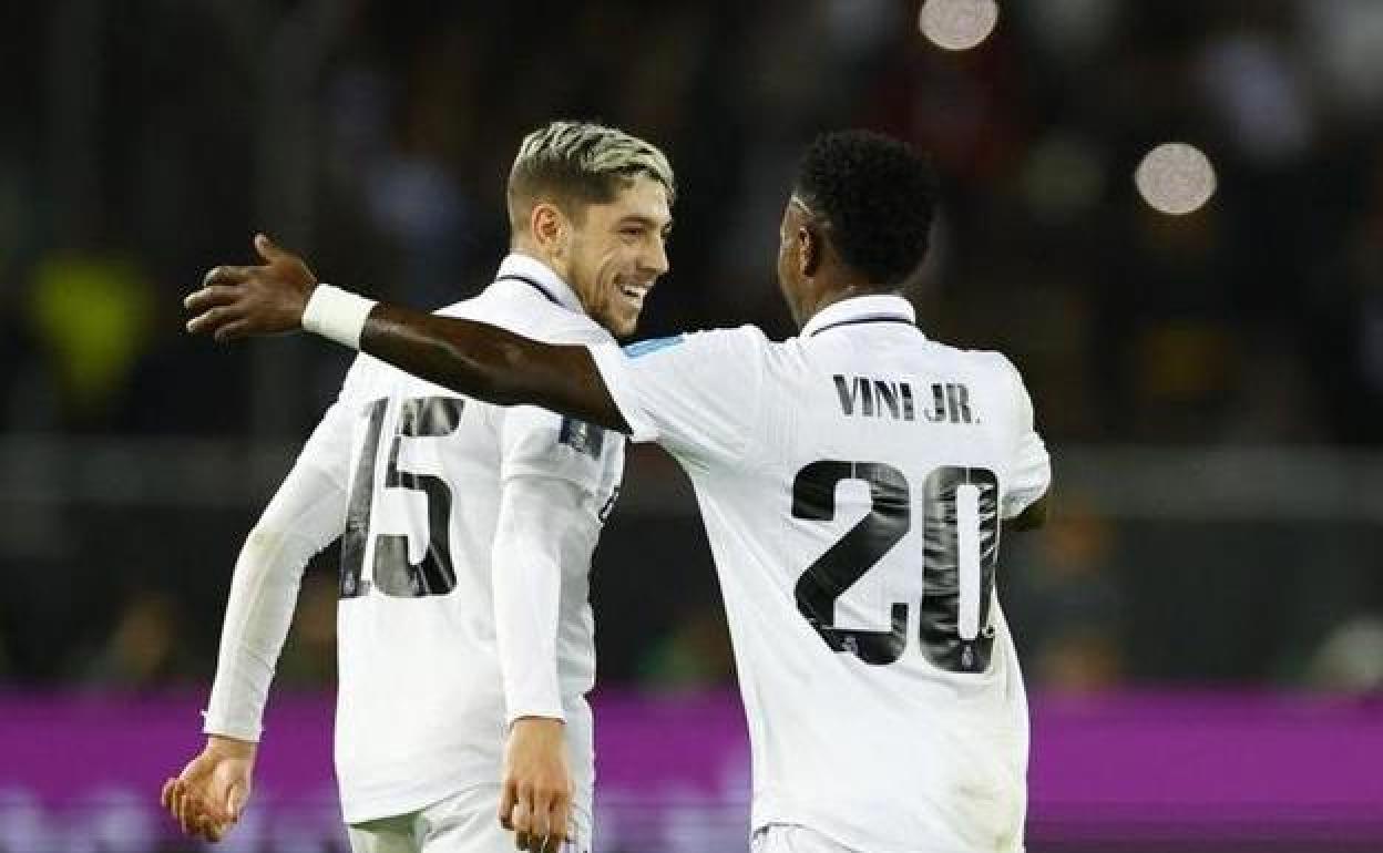 Valverde y Vinicius celebran el segundo gol del uruguayo ante el Al-Hilal