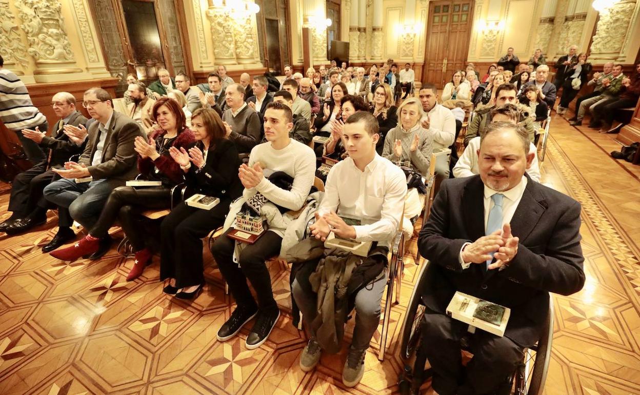 Una panorámica del Salón de Recepciones con los premiados en primer plano. 