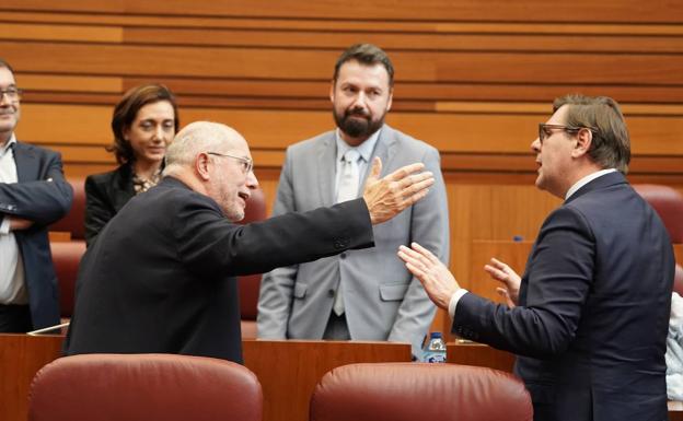 Igea y Javier Carrera (Vox), en el hemiciclo el 23 de diciembre, mientras estuvo suspendido el pleno.