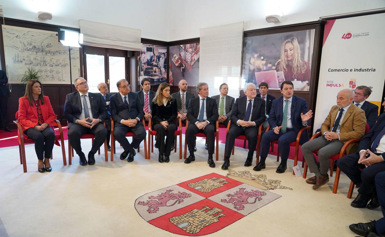 Fernáncez Mañueco, durante el encuentro con el nuevo Pleno de Consejo de Cámaras. 