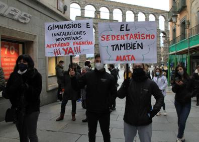 Imagen secundaria 1 - Arriba, manifestación contra la reordenación de la sanidad en 2021; abajo izquierda, protesta de los dueños de los gimnasios, y a la derecha, marcha de la hostelería para pedir ayudas en la pandemia. 