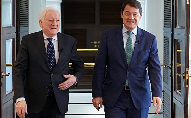El presidente de la Junta, este lunes, en un acto con el empresario Méndez Pozo, presidente del Consejo de Cámaras de Comercio de Castilla y León.