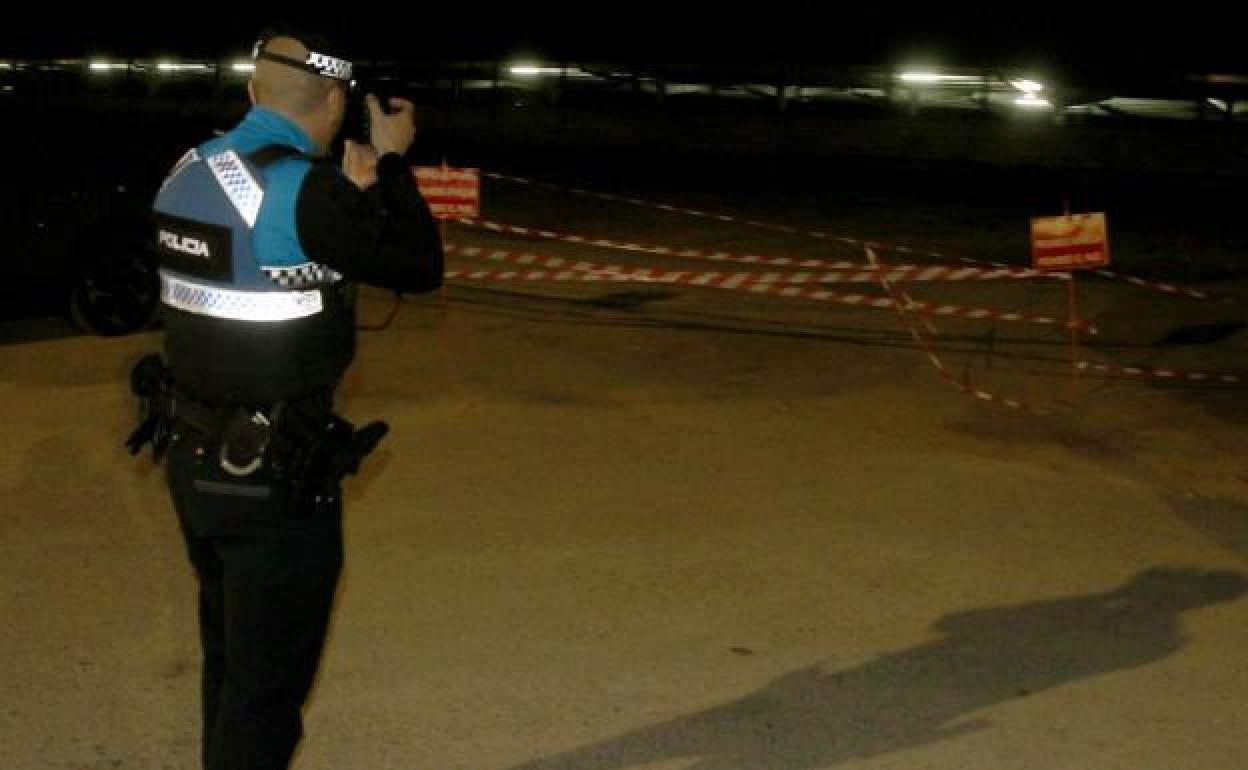 Un agente de la Policía Local fotografía el precintado de la finca aneja al Ave acometido este lunes. 