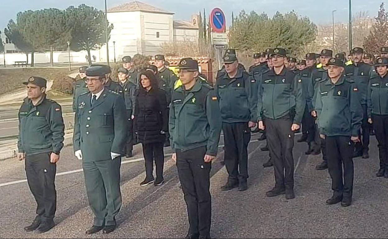 Acto de despedida del coronel Juan Miguel Recio (en el centro), a las puertas de la Comandancia. 