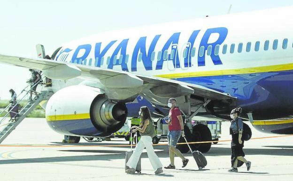 Pasajeros de un vuelo tras aterrizar en Villanubla. 