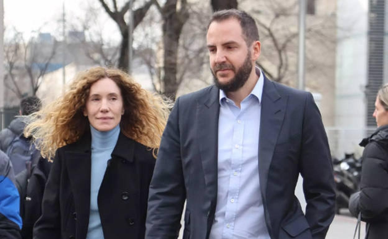 Borja Thyssen y Blanca Cuesta a la salida de los juzgados. 