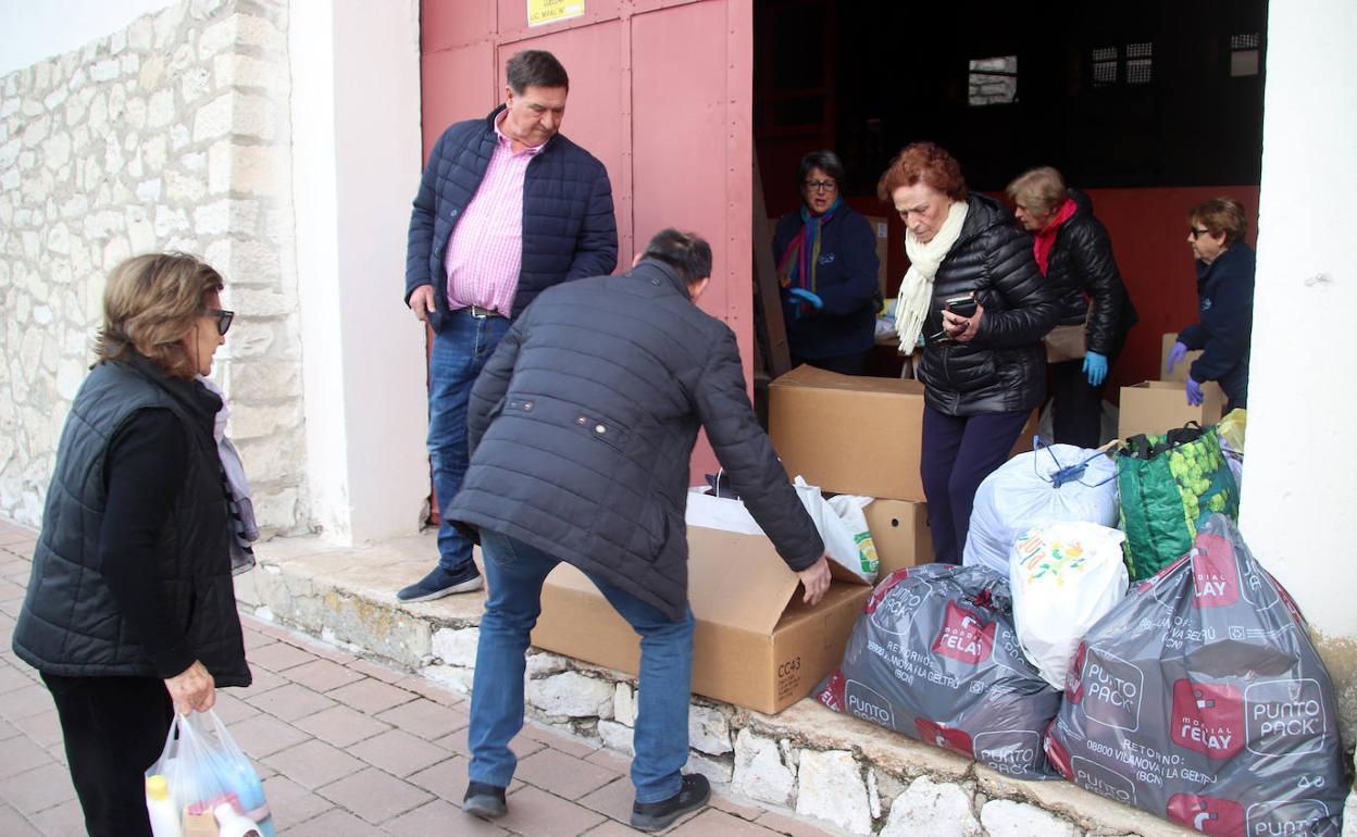 Recogida de material humanitario en Cuéllar.