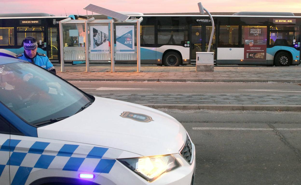 Una patrulla de la Policía Local junto a los autobuses, en la estación del Ave. 
