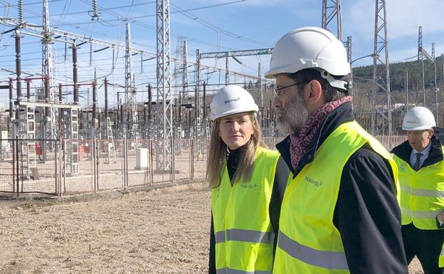 La secretaria de Estado de Energía, Sara Aagesen, durante la visita a las instalaciones de la térmica donde se ubicarán ambos proyectos. 