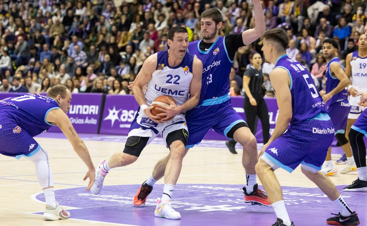 Sergio de la Fuente en el partido contra Palencia.