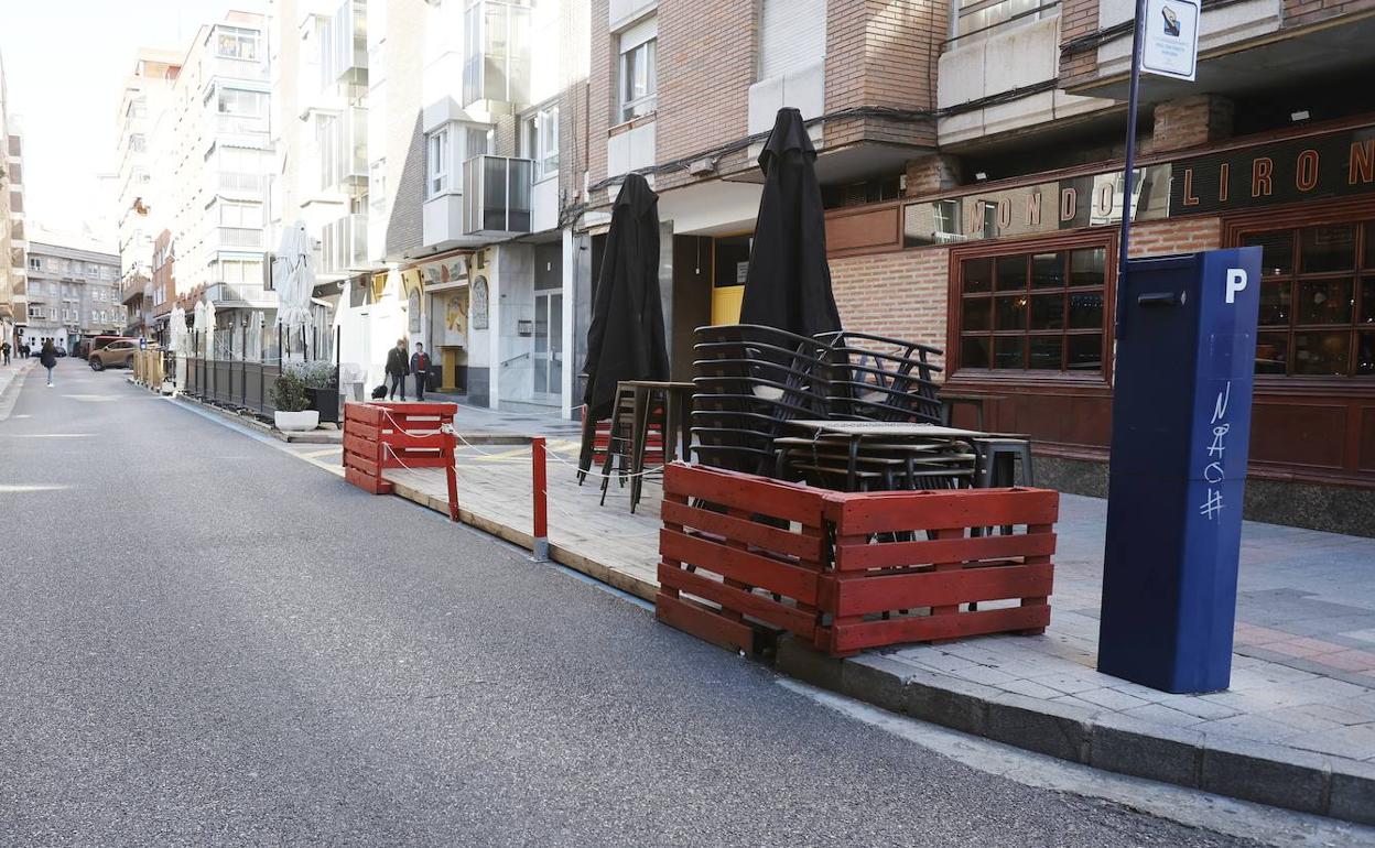 Terrazas en la calle Mariano Prieto.