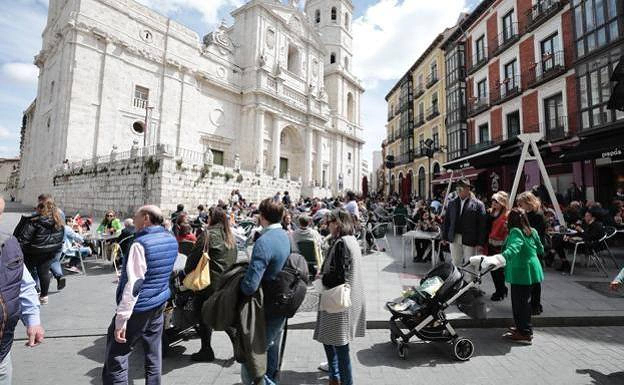 Vallisoletanos y visitantes, junto a la catedral en una imagen de archivo.