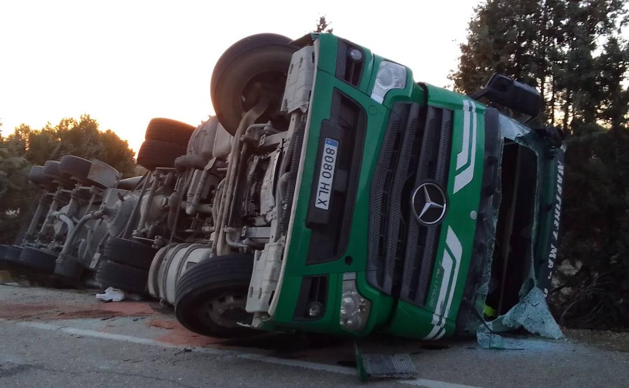 El camión volcado en el accidente en Villamuriel. 