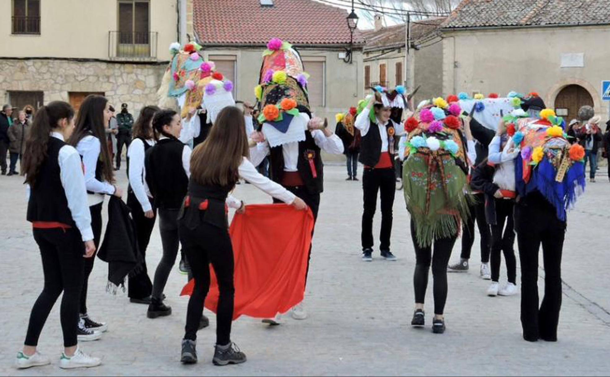 Mozos arconenses portan un capote y vaquillas durante uno de los últimos ritos celebrados. 