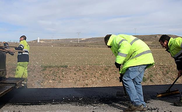 La ejecución de las juntas de dilatación en el acceso al polígono obliga desviar el tráfico en la CL-605 